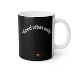 Tazza (Mug) in ceramica bianca su stampa nera con scritta good vibes only 330 ml con disegno geometrico colorato